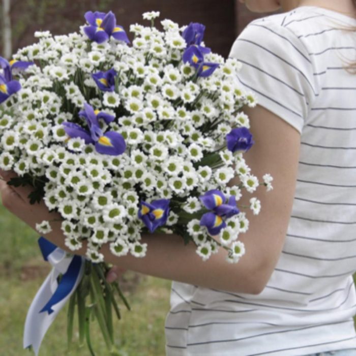 Букет из ромашек с ирисами