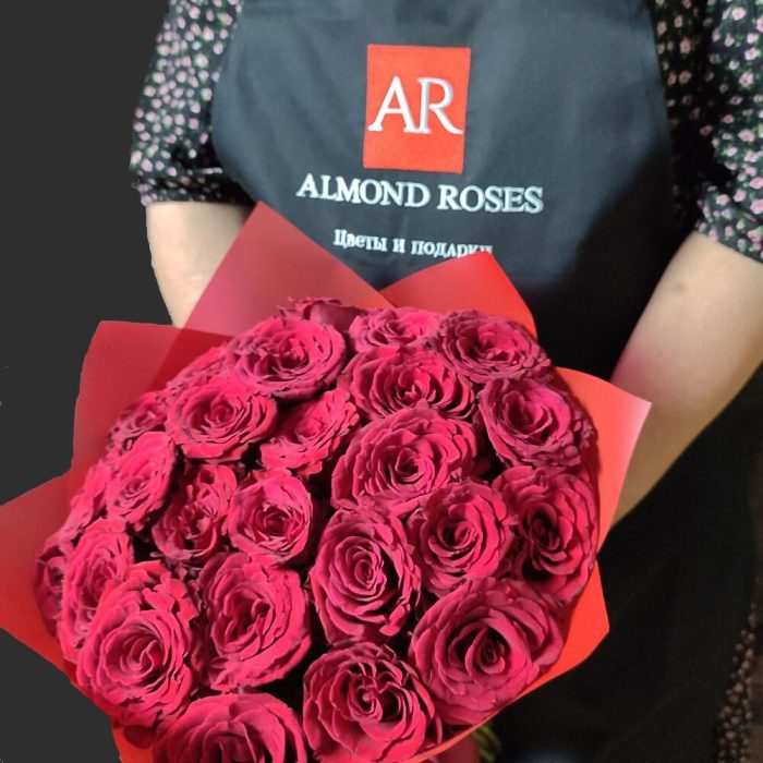 Букет из 25 красных роз. Букет 127 ALMOND ROSES