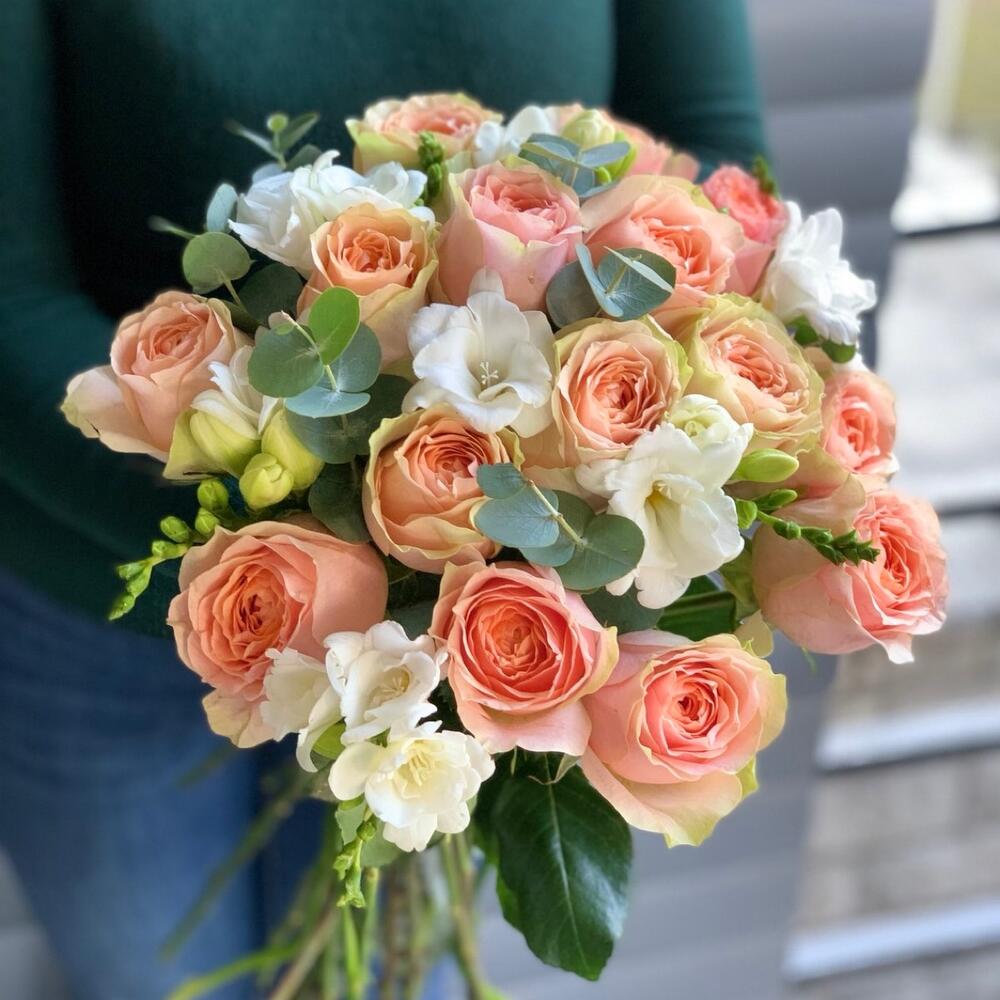 Букет из розы и фрезии